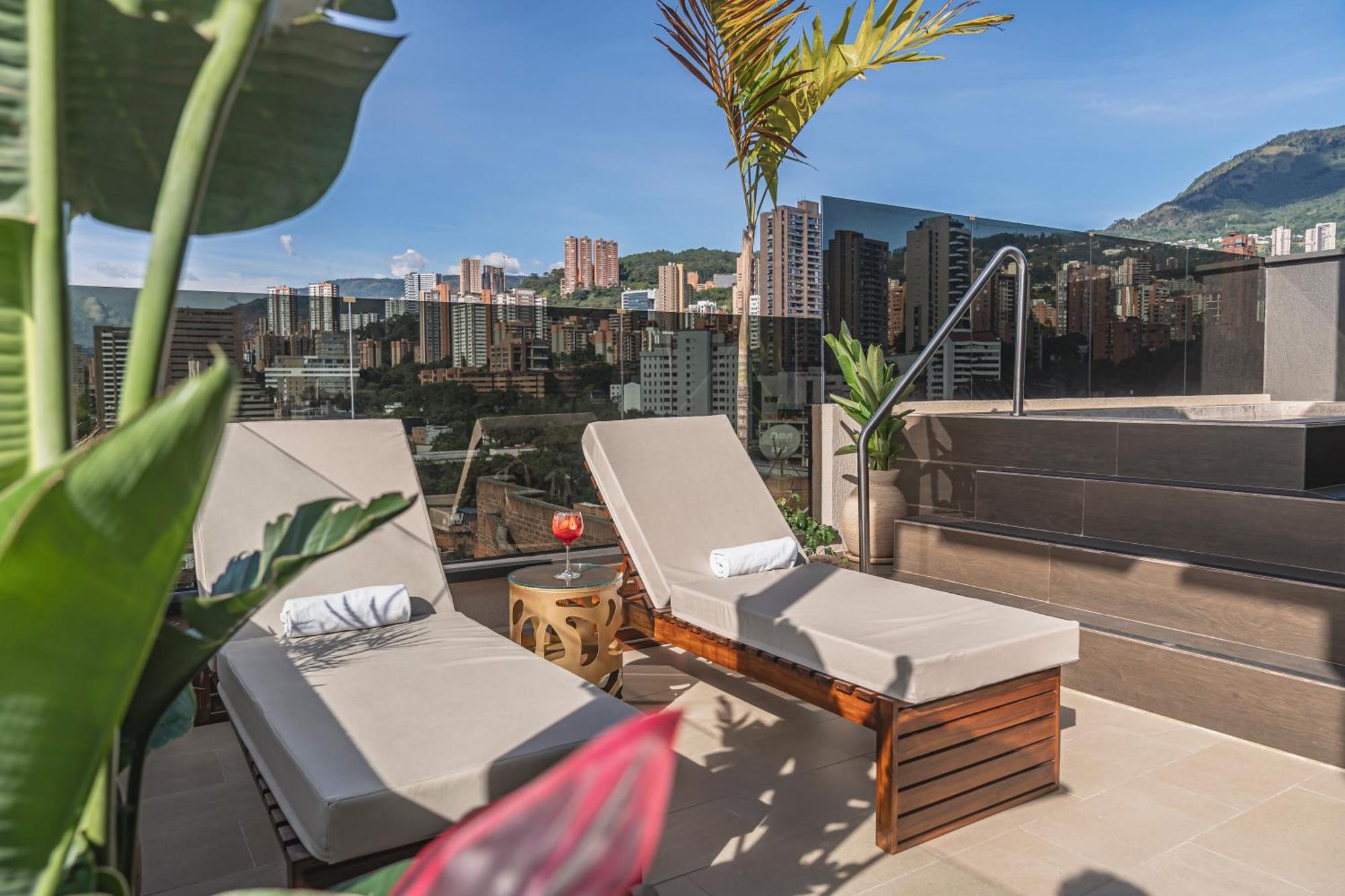 Golden Valley Hotel Medellin Bagian luar foto