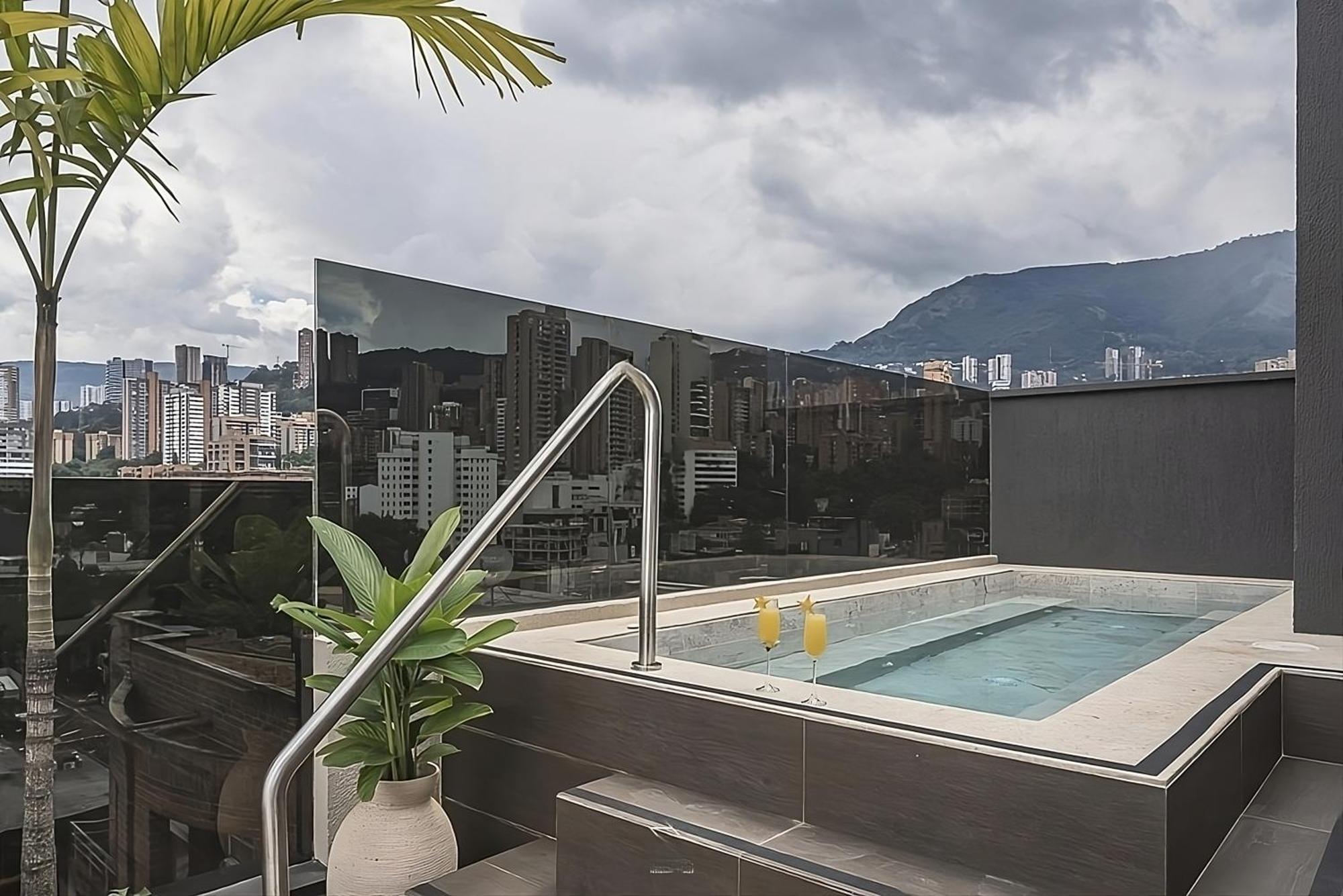 Golden Valley Hotel Medellin Bagian luar foto