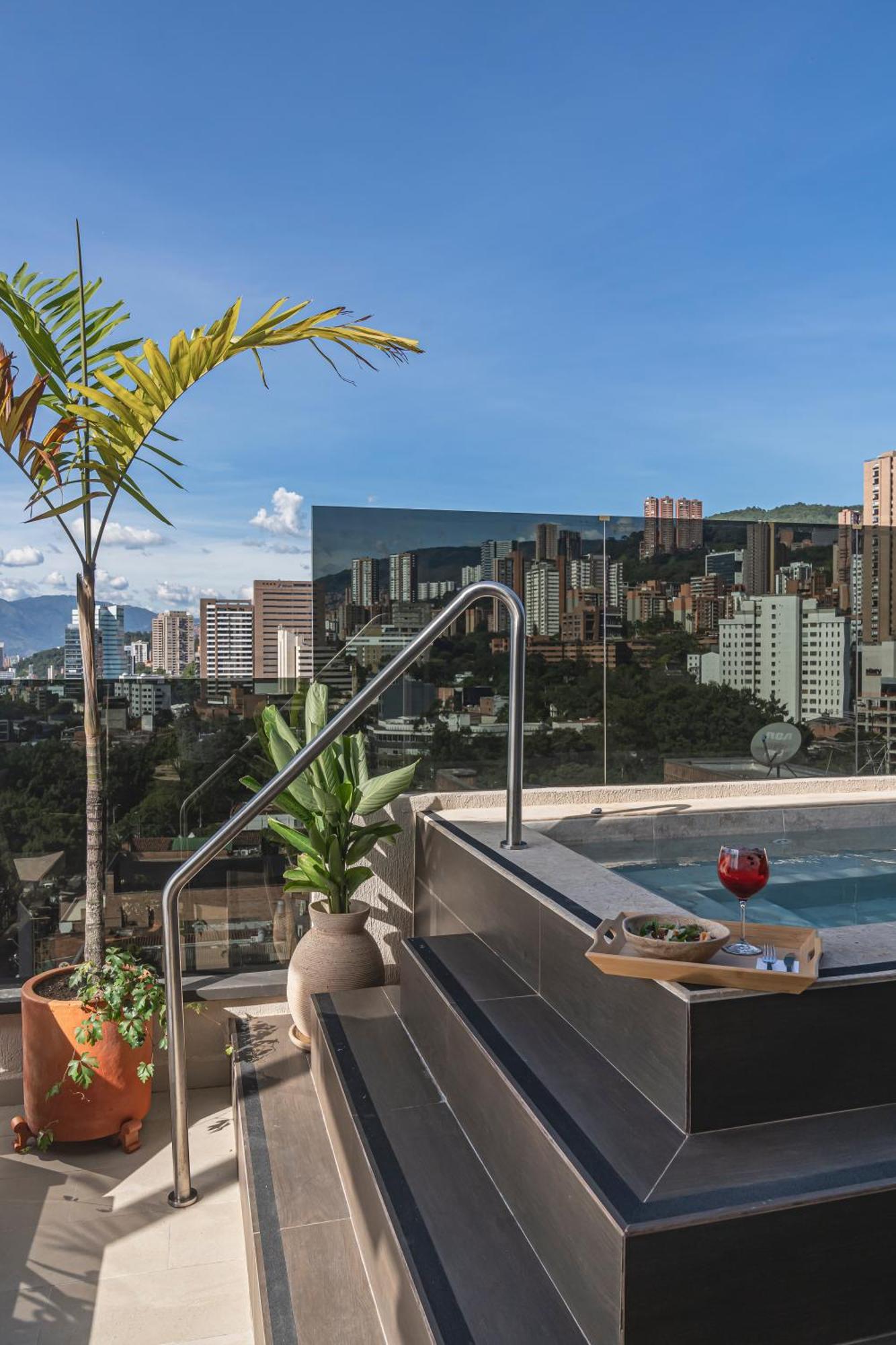 Golden Valley Hotel Medellin Bagian luar foto