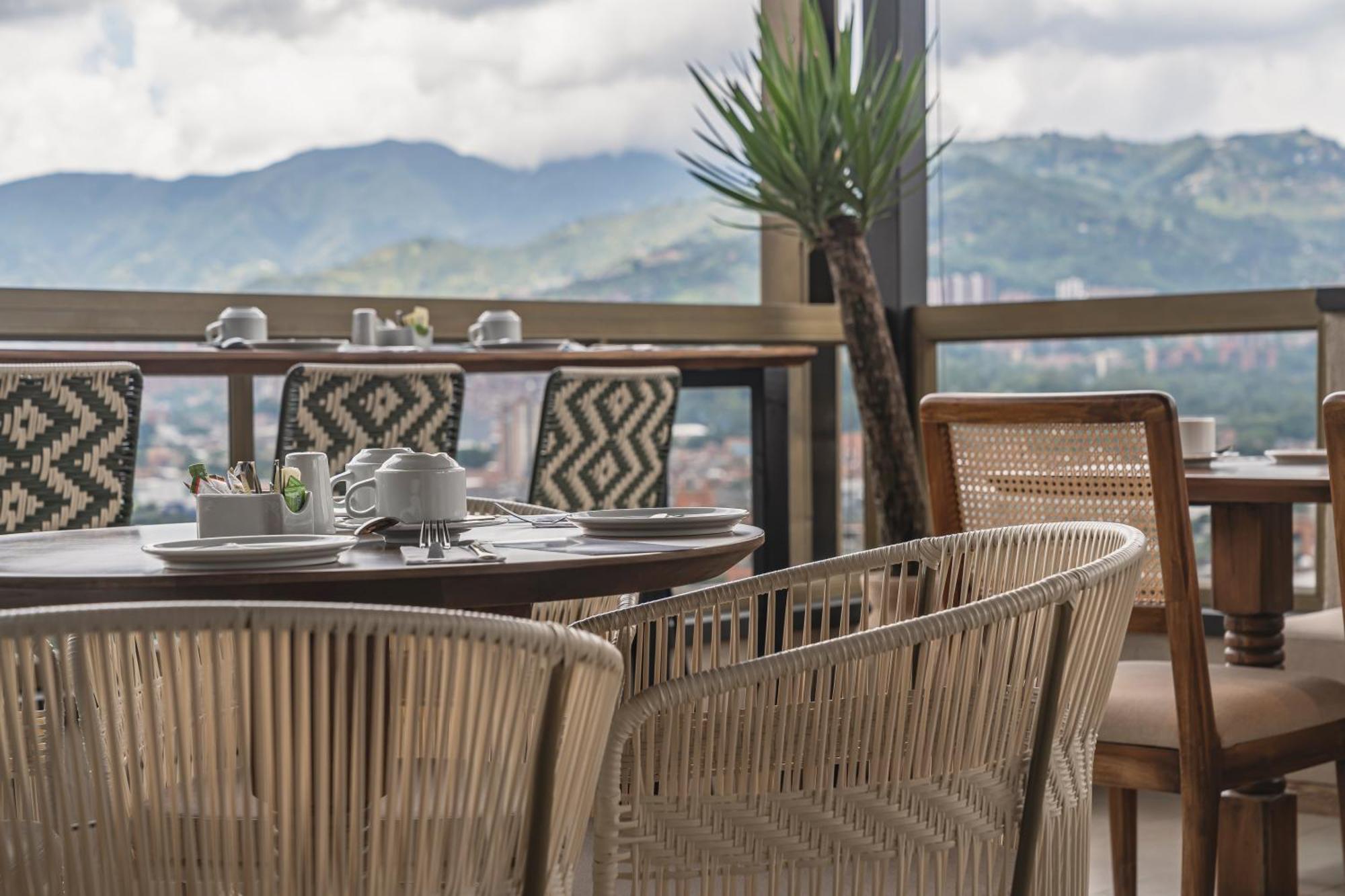 Golden Valley Hotel Medellin Bagian luar foto