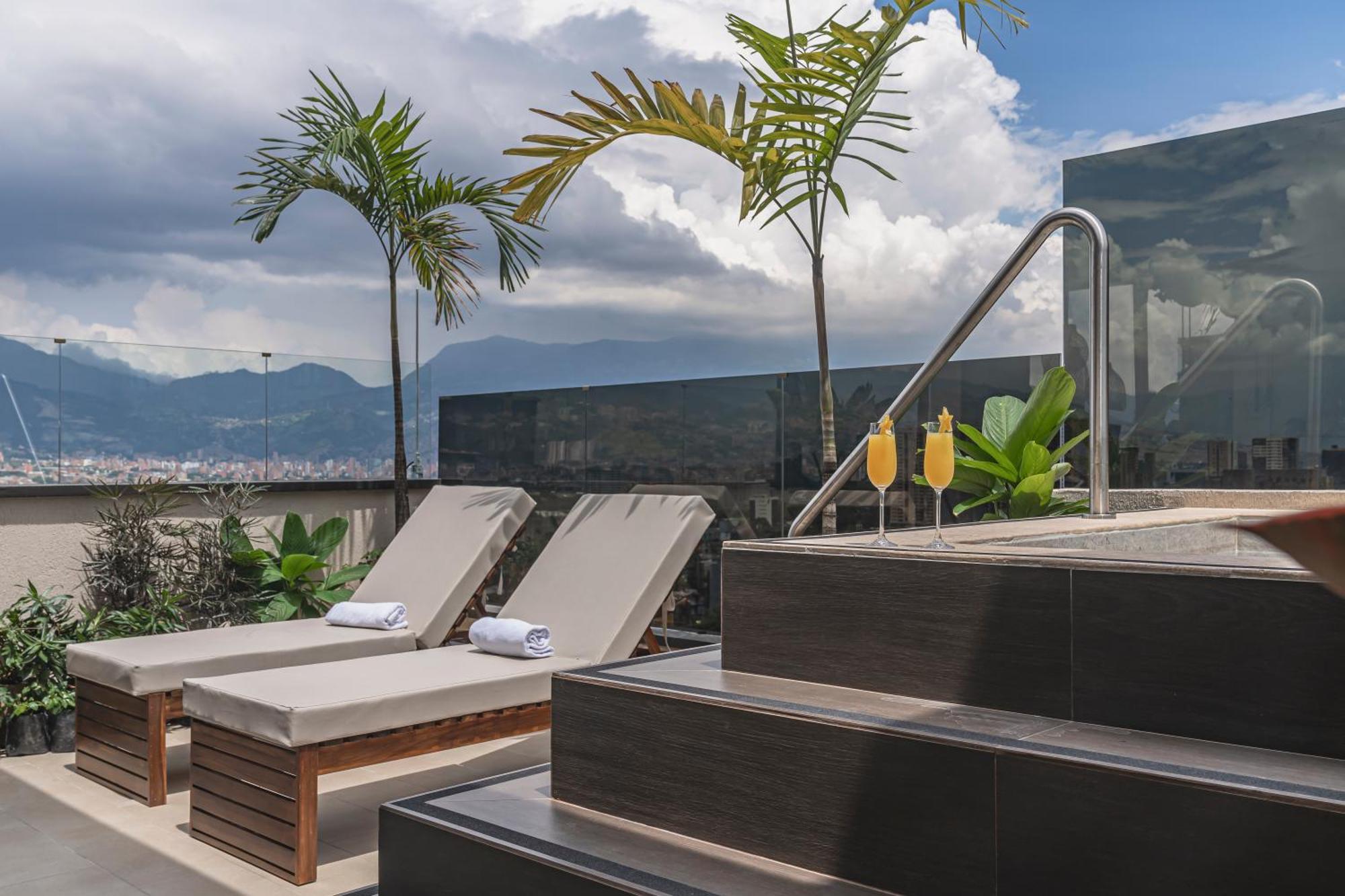 Golden Valley Hotel Medellin Bagian luar foto